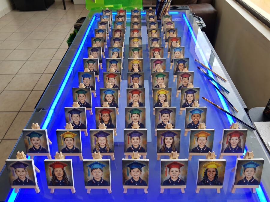 Mini-retratos de graduación de Kinder en exhibición